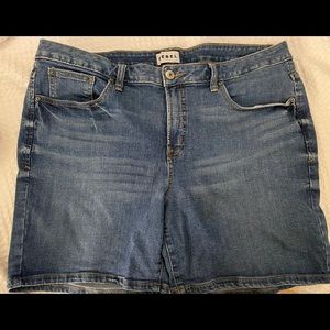 Rebel Wilson Jean shorts